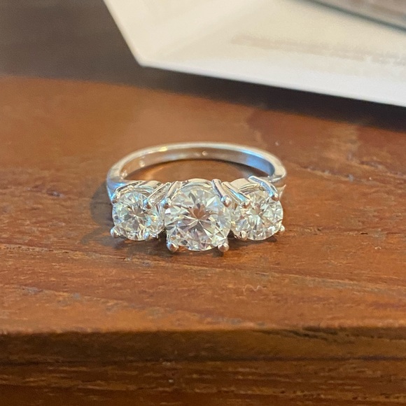 3 stone moissanite diamond ring 2 carats - Picture 4 of 7